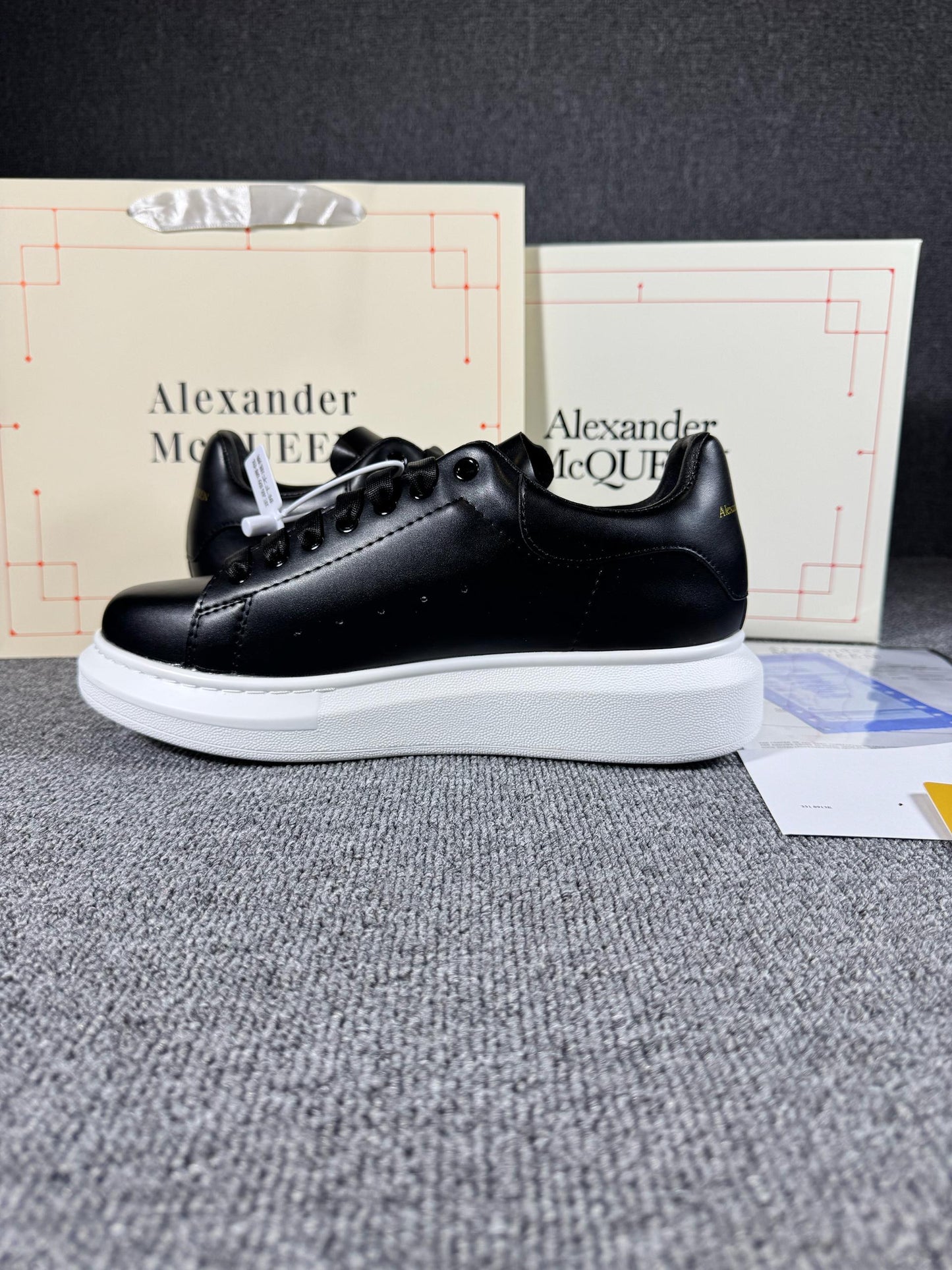 Alexander McQueen Black / White