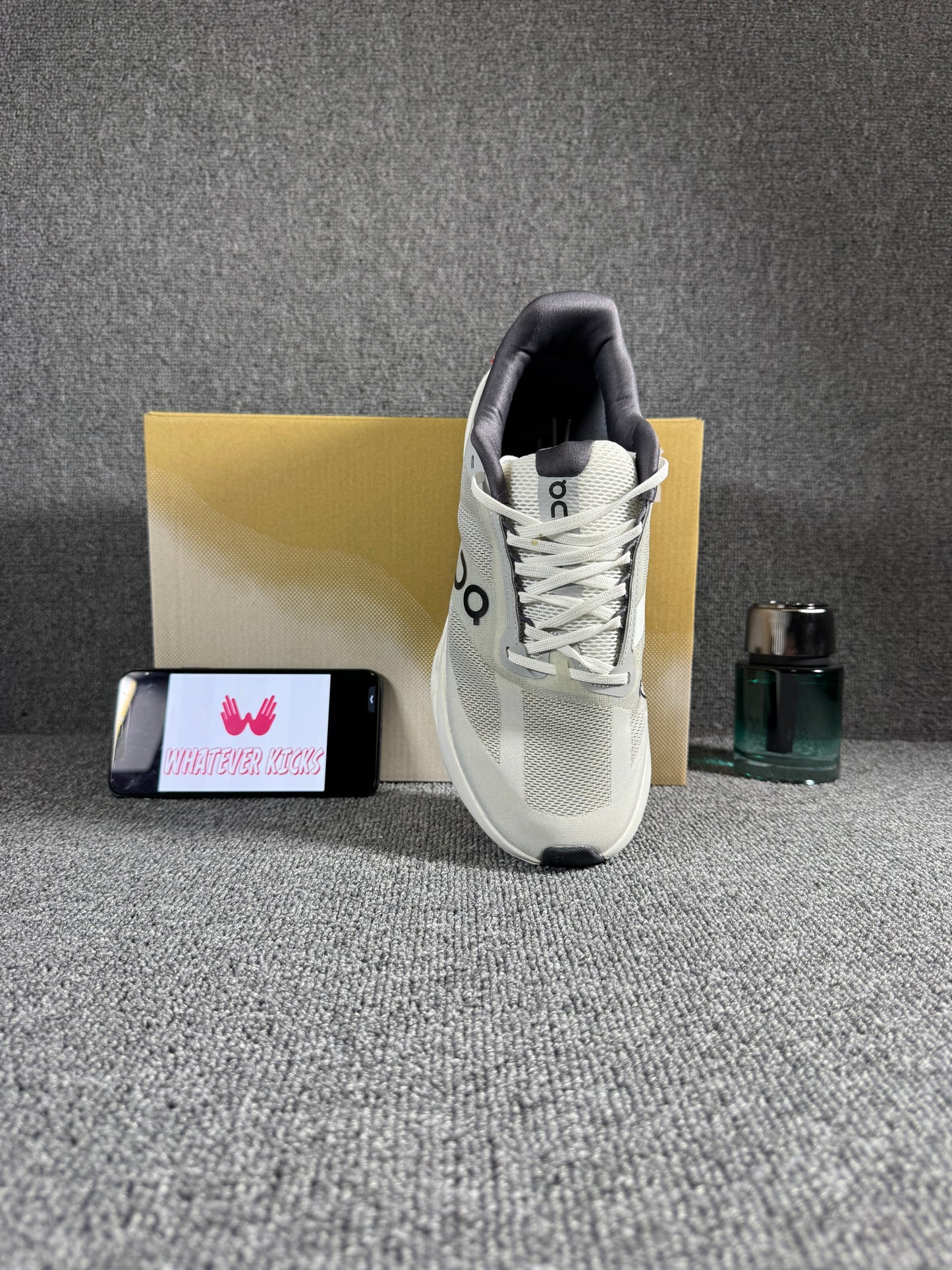 On Cloud surfer Next running shoes in the Glacier/White