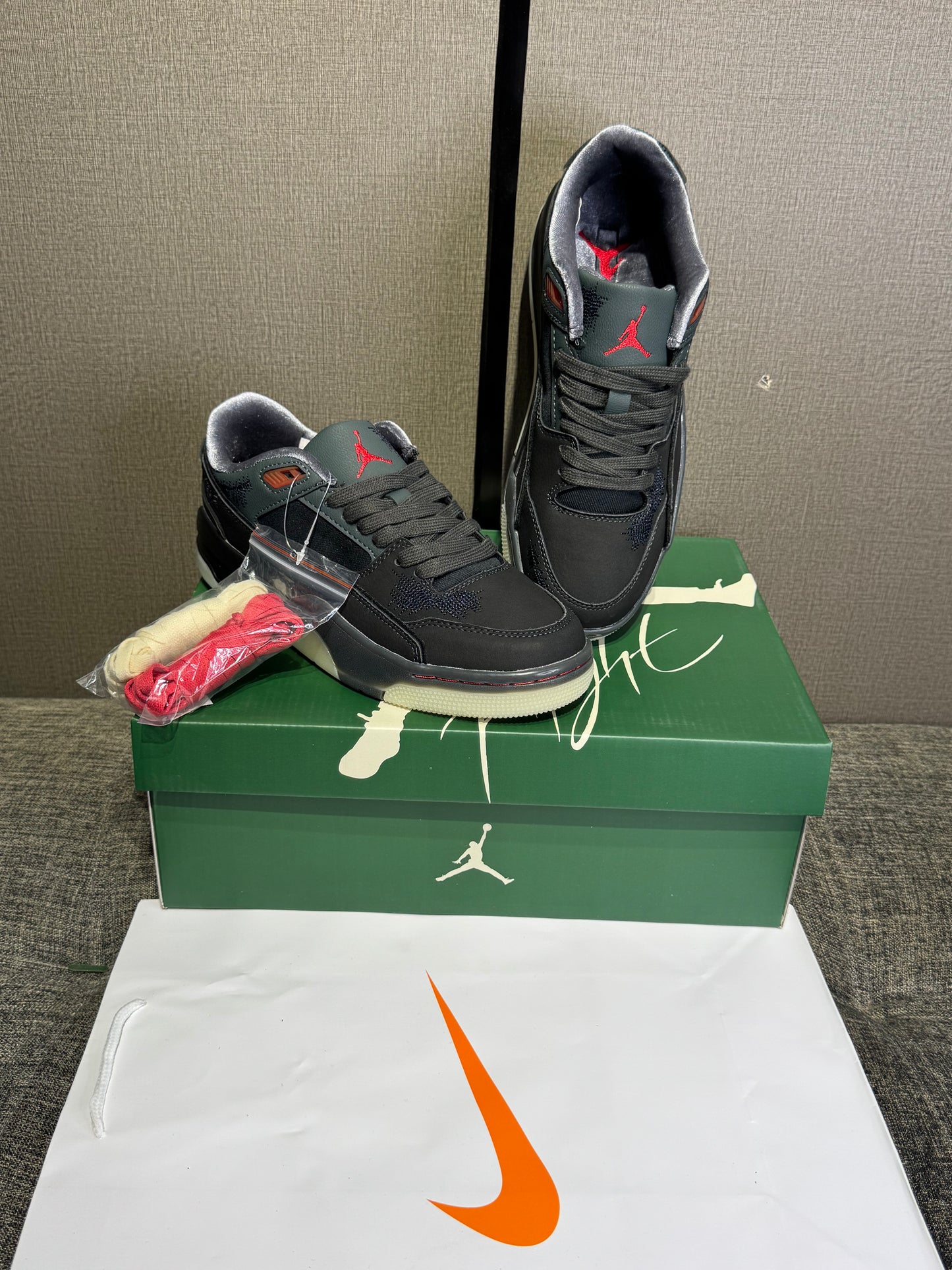 Jordan Flight Court Black / Varsity Red