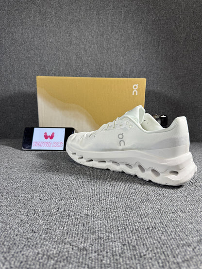 On Cloud tilt sneakers in white