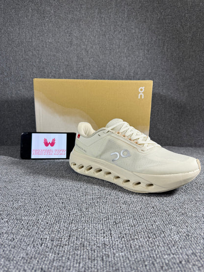 On Cloud surfer Next running shoe in a light beige/white