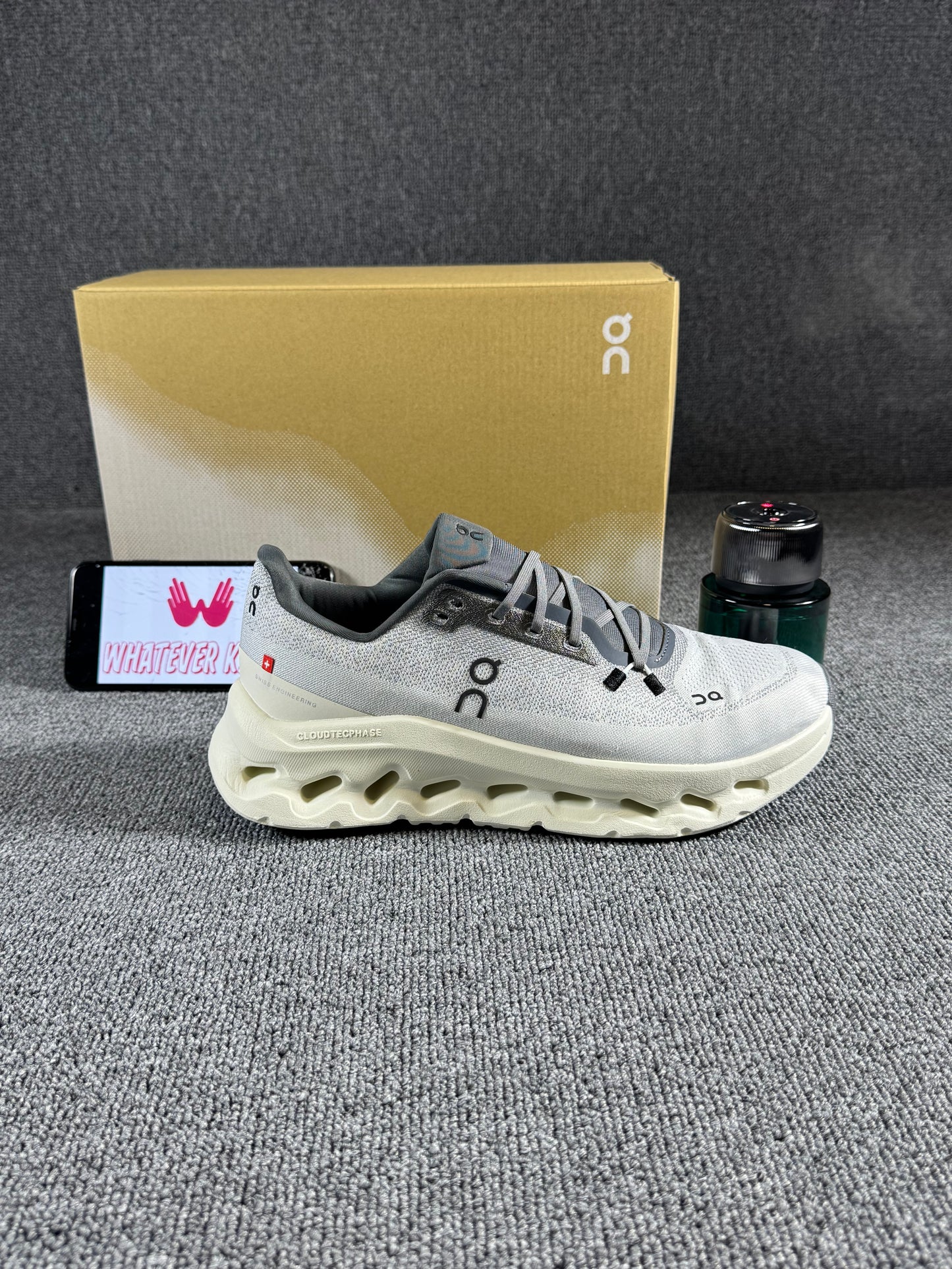 On Cloud tilt in the "Rock/Ivory"