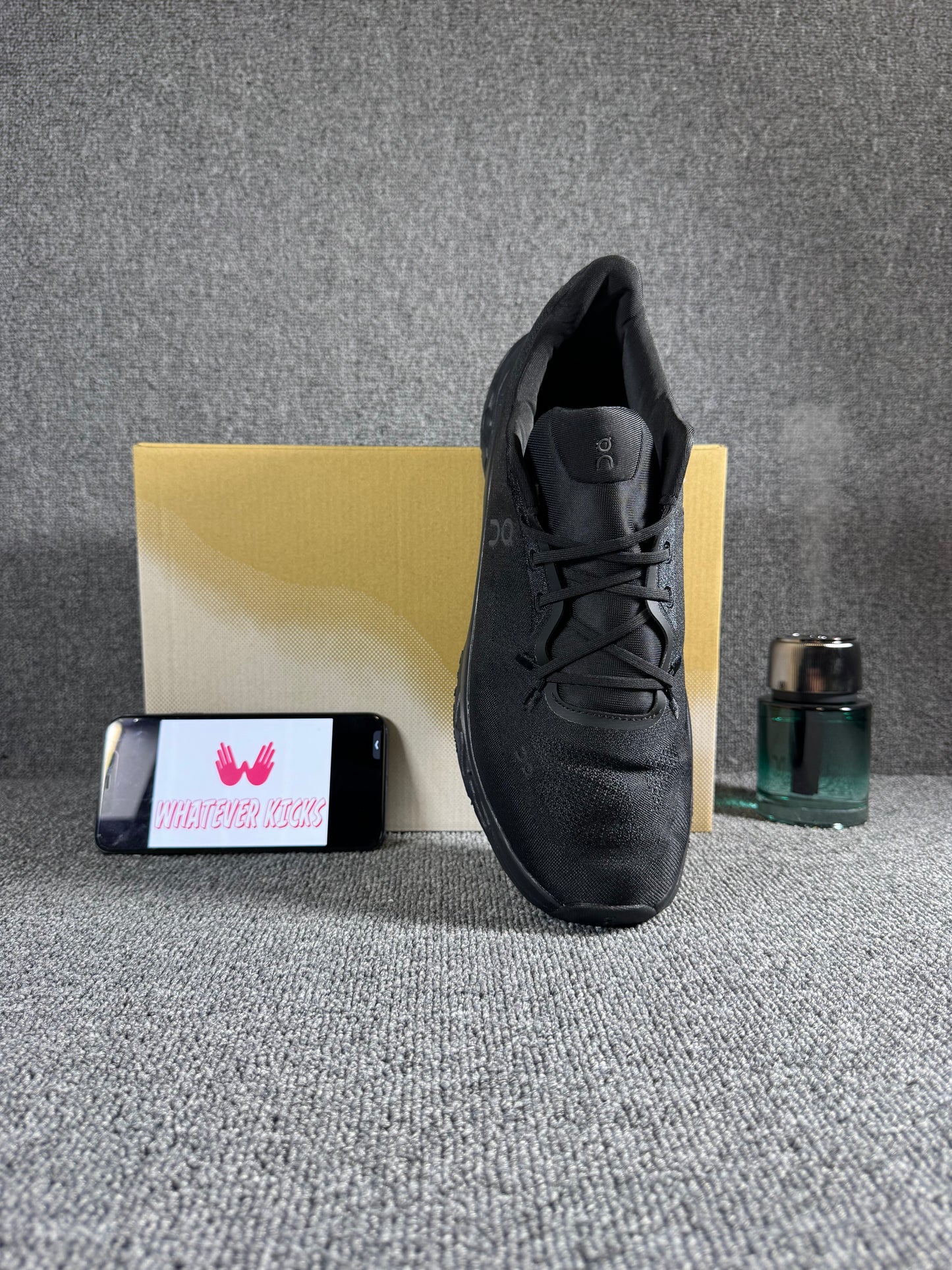 On Cloudtilt sneakers in the black/eclipse