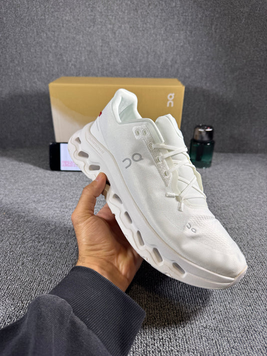 On Cloud tilt sneakers in white