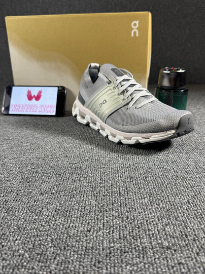 On Cloudswift 3 running shoes in an Alloy/Glacier