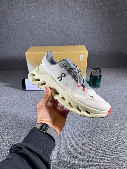 Running Cloudtilt sneaker in the Rock/Sand