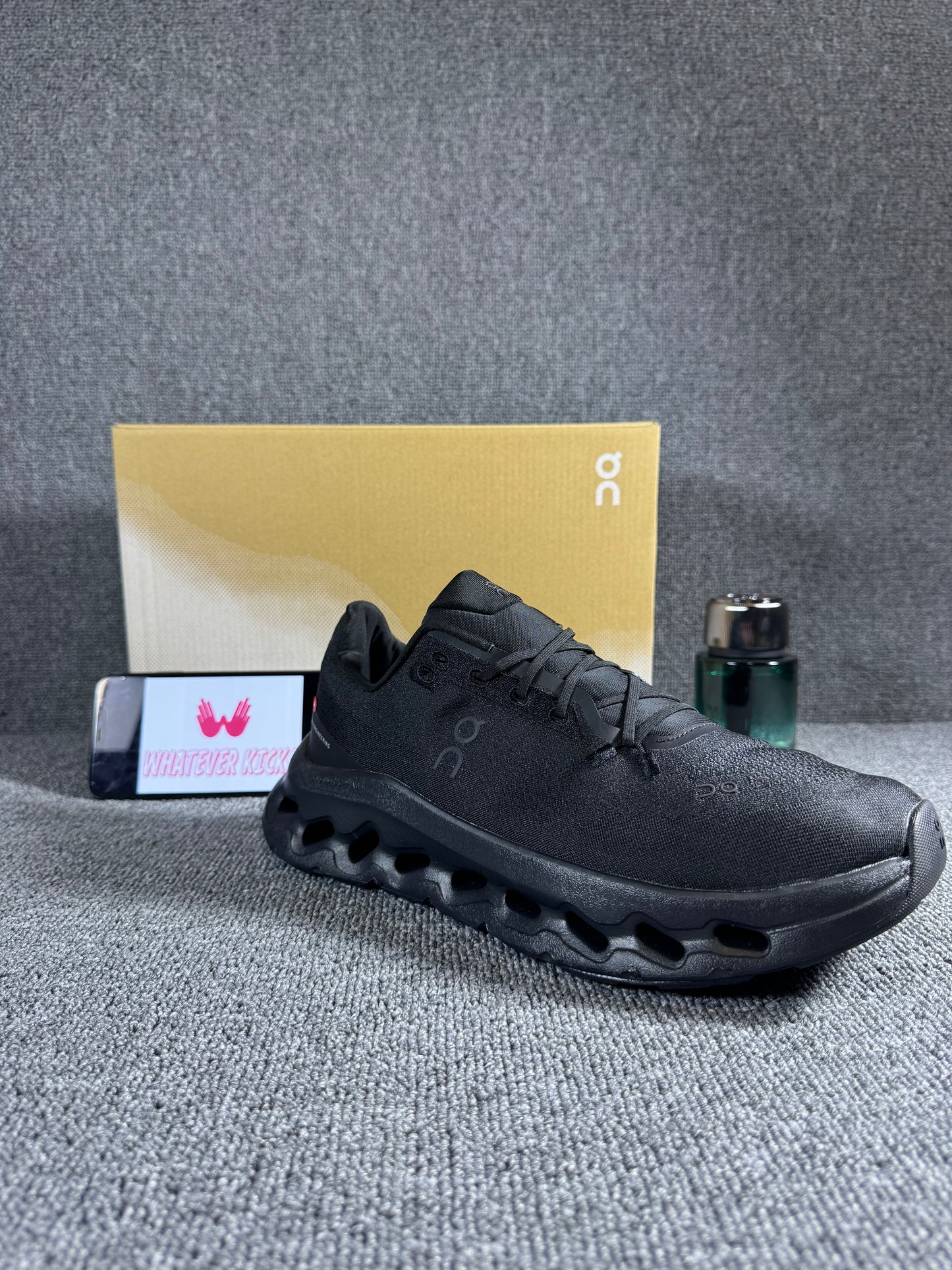 On Cloudtilt sneakers in the black/eclipse