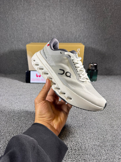 On Cloud surfer Next running shoes in the Glacier/White