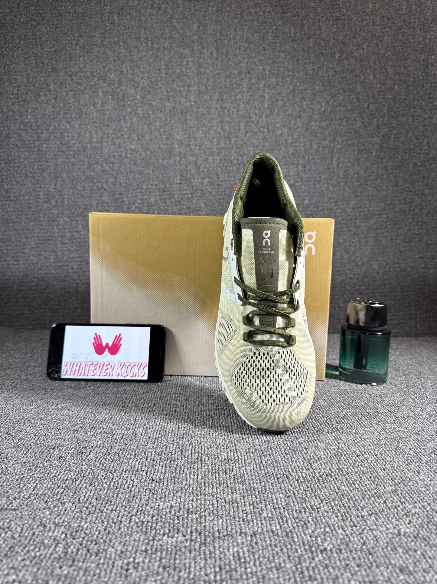 On Cloud 5 running shoes in an aloe/white