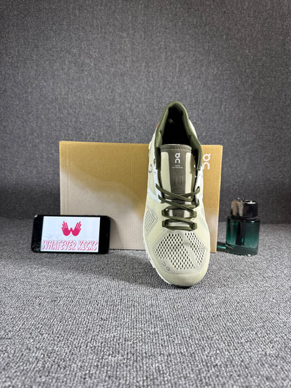 On Cloud 5 running shoes in an aloe/white