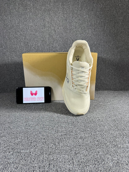 On Cloud surfer Next running shoe in a light beige/white