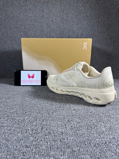 On Cloud surfer Next running shoe in a light beige/white