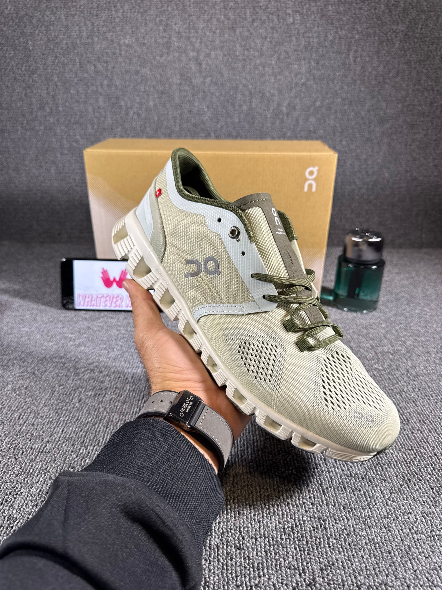 On Cloud 5 running shoes in an aloe/white