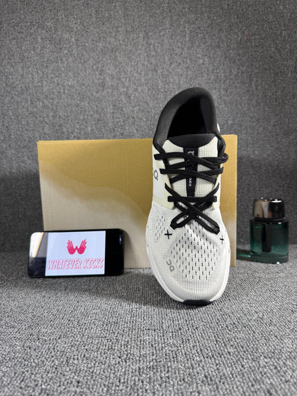 On Cloud X 4 running and training shoes in an ivory/black