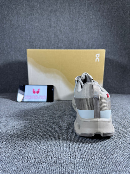 On Cloud horizon hiking shoe in the Alloy/Frost