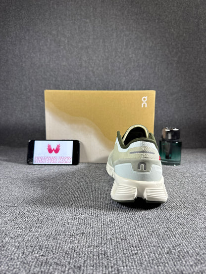 On Cloud 5 running shoes in an aloe/white