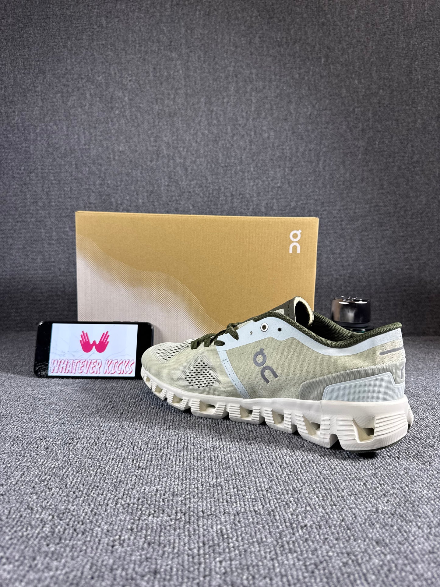 On Cloud 5 running shoes in an aloe/white