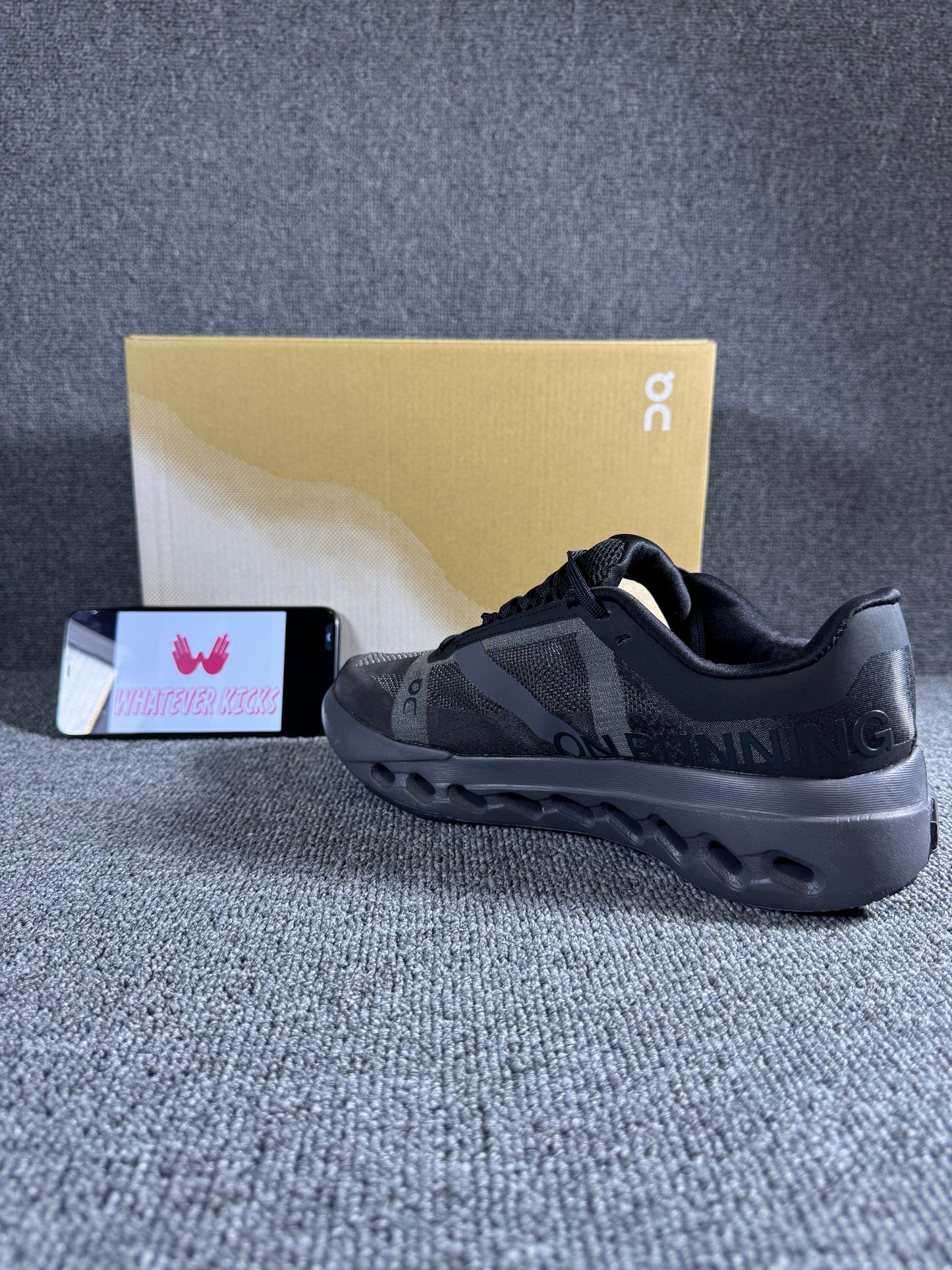 On Cloud surfer Next running shoe in the black/eclipse