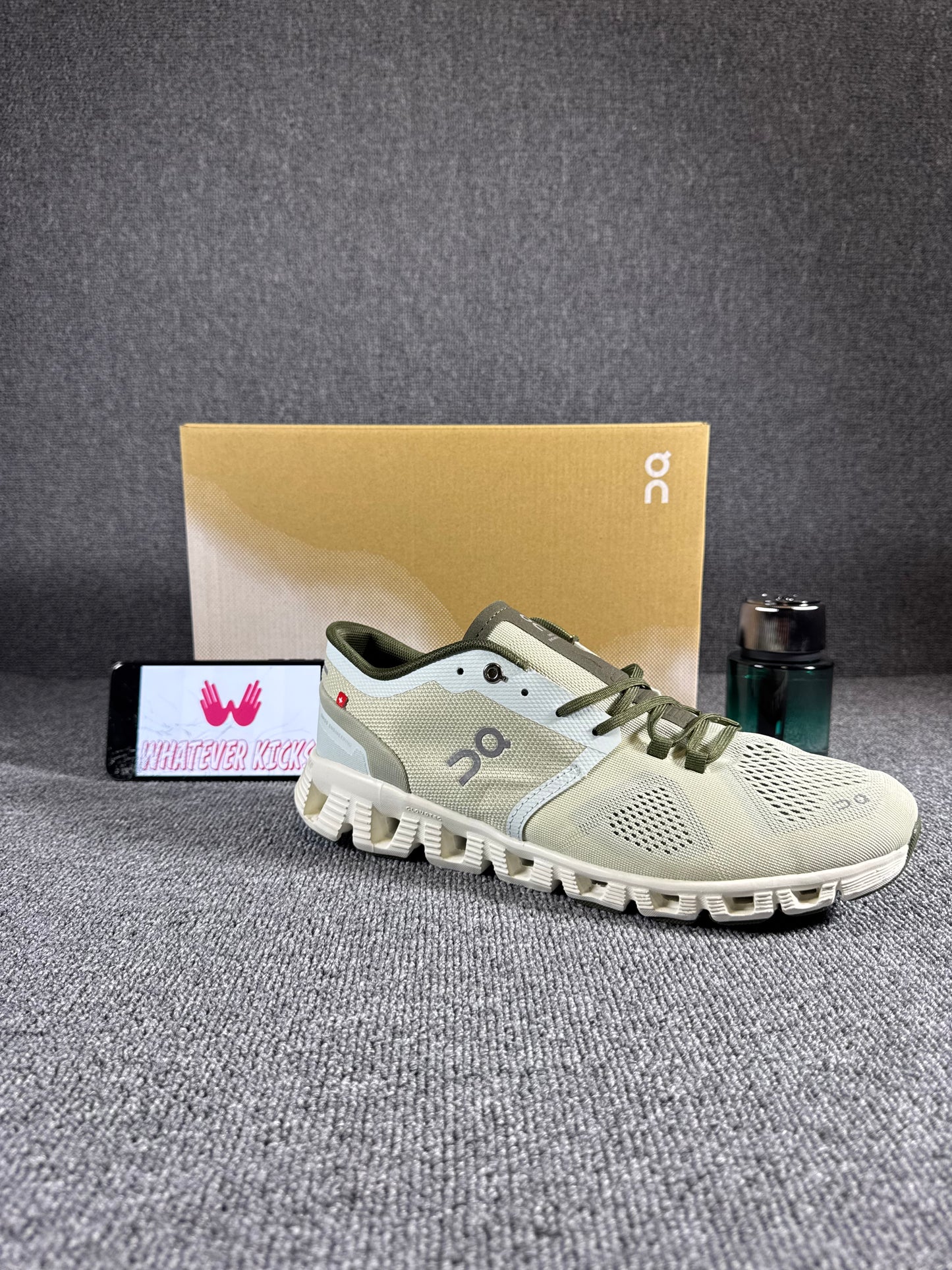 On Cloud 5 running shoes in an aloe/white