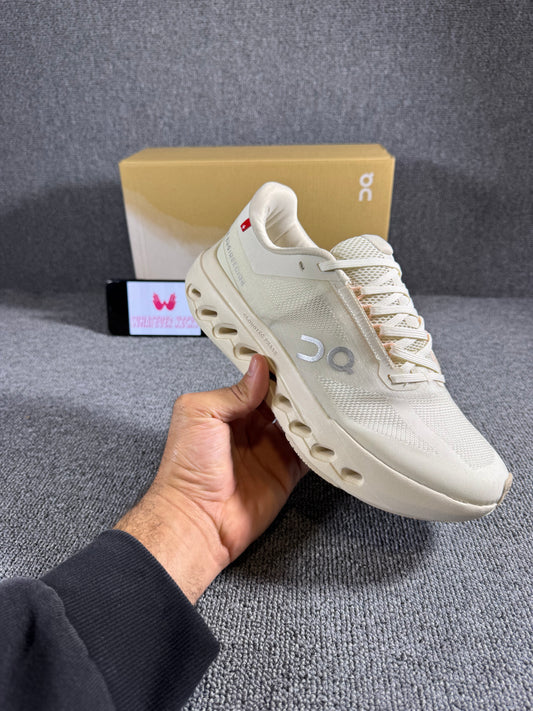 On Cloud surfer Next running shoe in a light beige/white