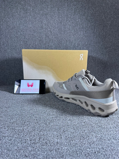 On Cloud horizon hiking shoe in the Alloy/Frost