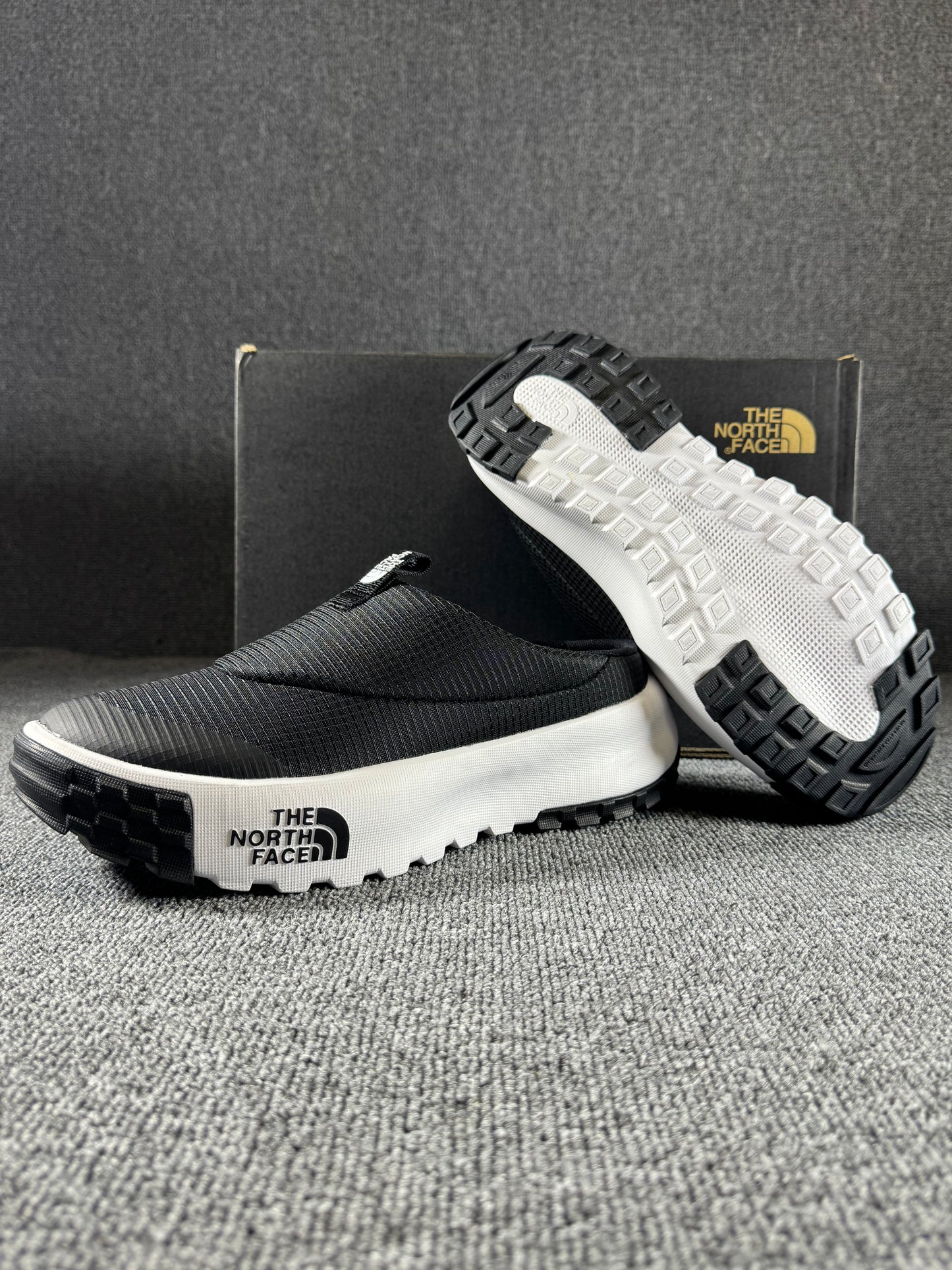 North Face Mule Black / White